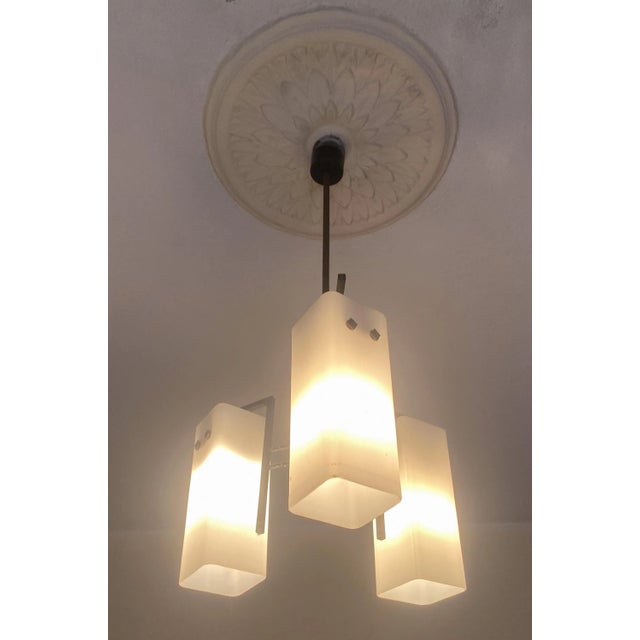 Mid-century Italian chandelier in polished brass, wood and opaline glass, attributed to Stilnovo The frame has some signs...