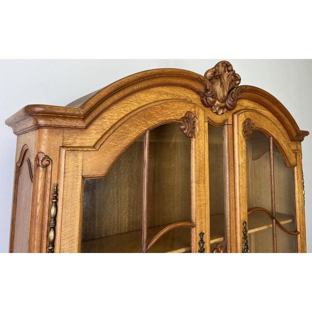French Louis XVI Display Cabinet in Oak For Sale - Image 3 of 15