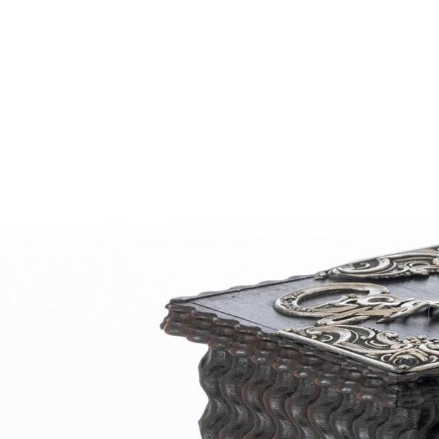 Silver - Cigarette box in fine wood and silver - 19th century. Portuguese; made of fine wood; square-shaped body with...