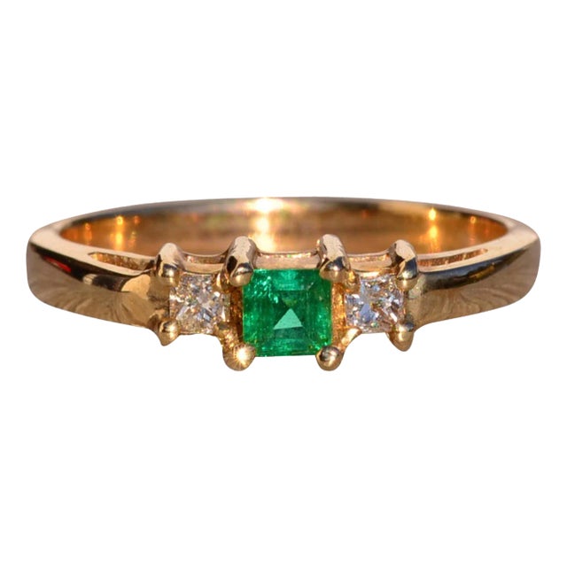 The Tule River: Natural Emerald and Diamond Three Stone Ring in Yellow Gold For Sale