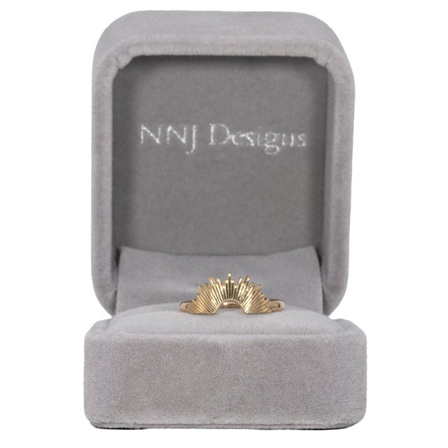Crown Stackable Band in Solid 18k Yellow Gold – Regal Stacking Ring, Size 6.75 For Sale - Image 4 of 11
