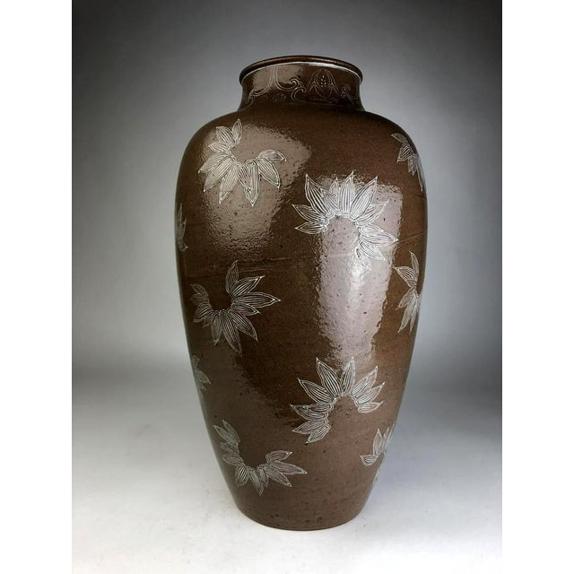 Rare Large Vase with White Slip Inlay Makuzu Kozan Meiji Period For Sale - Image 4 of 8