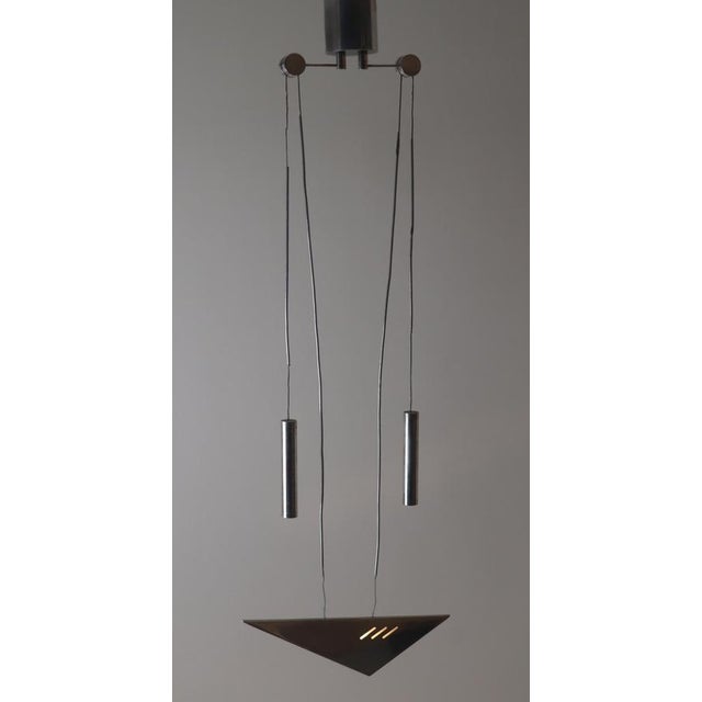 This very sleek handcrafted counterweight lamp is made of aluminum. It has a minimalist appearance and can be adjusted in...