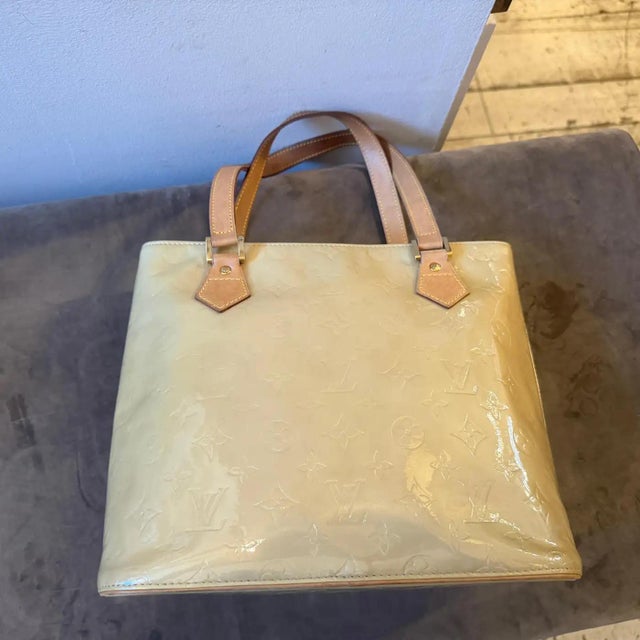 2002 Louis Vuitton Beige, Gold Vernis Patent Leather Houston Hand-Bag For Sale - Image 12 of 17
