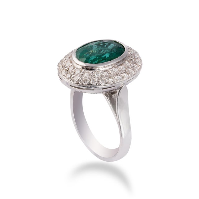 Estate 0.85ct Diamond & 4.72ct Emerald Ring in 18k Gold For Sale - Image 4 of 6