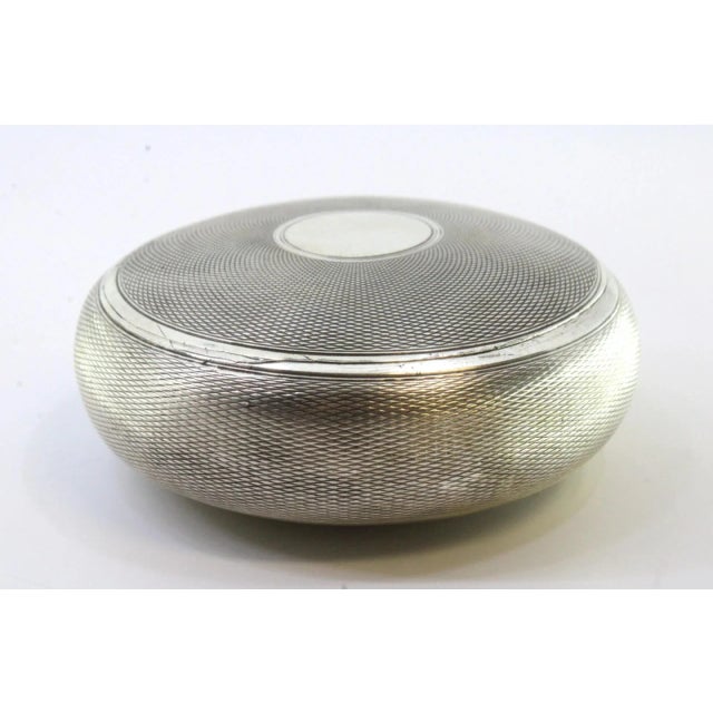 Metal Snuff Box in Guilloche Silver with Monogram Plaque and Soap-Shaped Pressure Lid For Sale - Image 7 of 9
