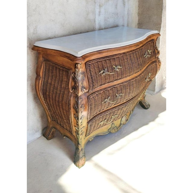 ​Vintage French Provincial, British Colonial Wicker & Gilt 3 Drawer Bombe Commode Chest With Marble Top For Sale - Image 11 of 14