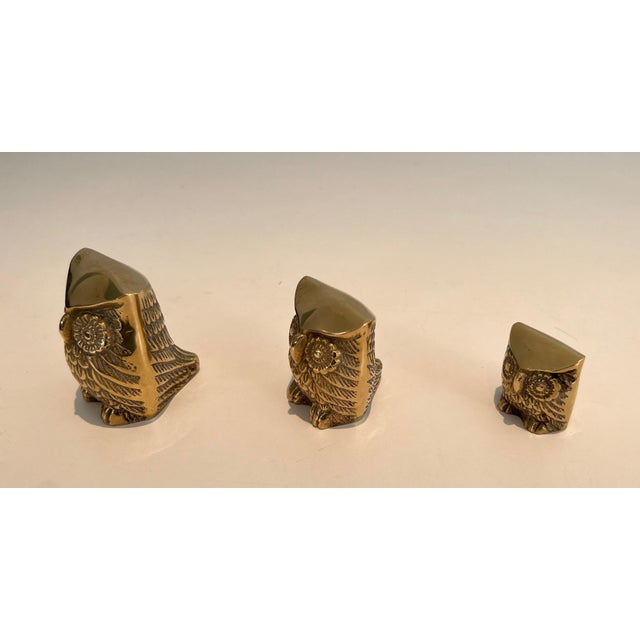 This set of 3 small decorative owls is made of brass. It is a French work. Circa 1970