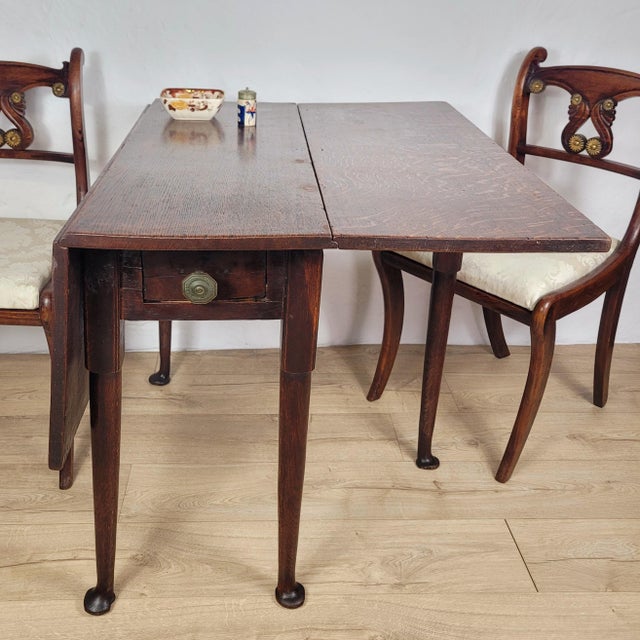 This stunning 1820's drop leaf dining table has striking features that is sure to impress in a Georgian period home...