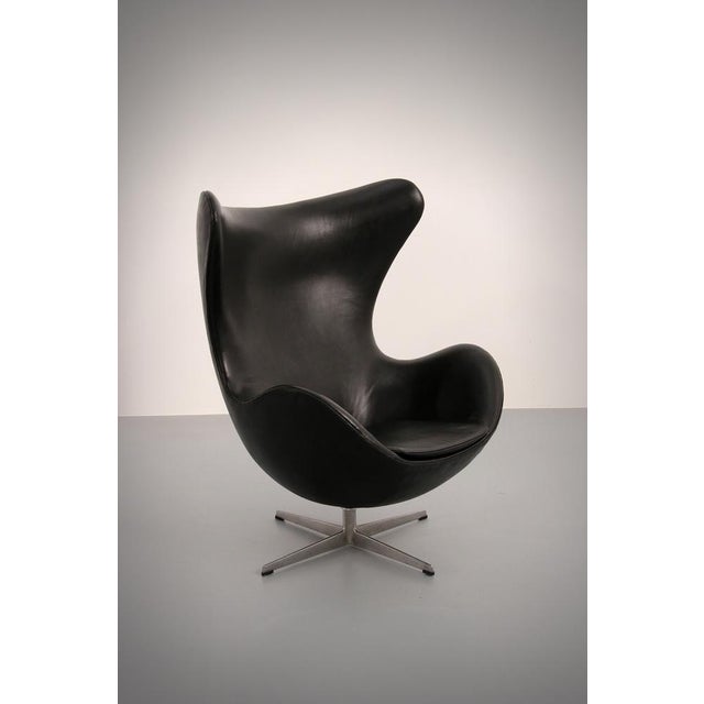 Egg Chair in Black Leather by Arne Jacobsen, 1960s For Sale - Image 3 of 14