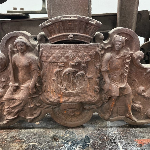 This Scale has a beautiful look to it. There is no trays with it. Piece is in working order and does balance correctly....