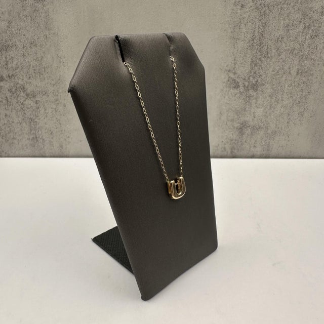 This elegant Initial "U" Necklace in 10kt Yellow Gold is a perfect blend of simplicity and personalization. The pendant...