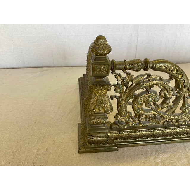 Early 20th Century Fine Antique Lions Head Brass Fireplace Fender With Acorn Finials For Sale - Image 5 of 14