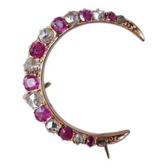 Antique Victorian 18 Karat Gold Crescent Brooch with Ruby and Diamond, 1880s For Sale