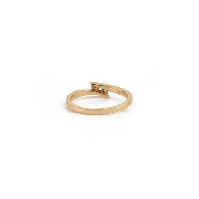 Minimalist Three Stone Natural Diamond Bypass Ring in 18k Yellow Gold Stackable Size 4 For Sale - Image 9 of 15