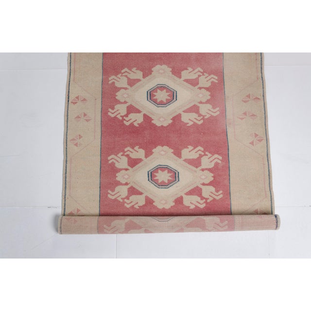 Ivory 1960s Hand-Knotted Medallion Rug in Rose and Ivory Rug For Sale - Image 8 of 10
