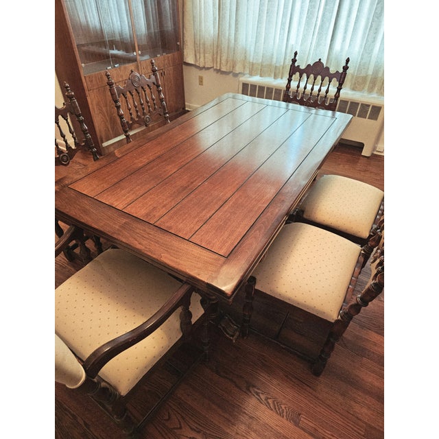Early 20th Century Antique Walnut Berkey&Gay Dining Room Table With 5 Chairs and One Armchair For Sale - Image 9 of 11