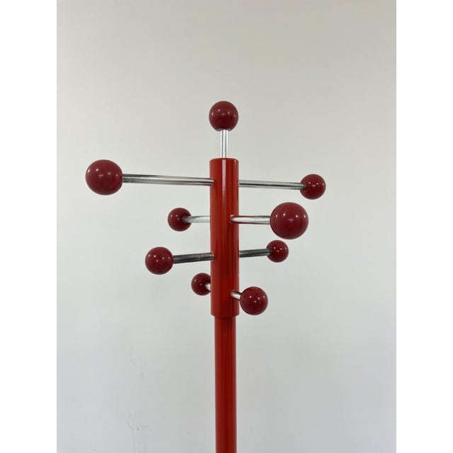 Vintage Red Coat Rack, 1980s, in Very Good conditions. Designed 1980 to 1989