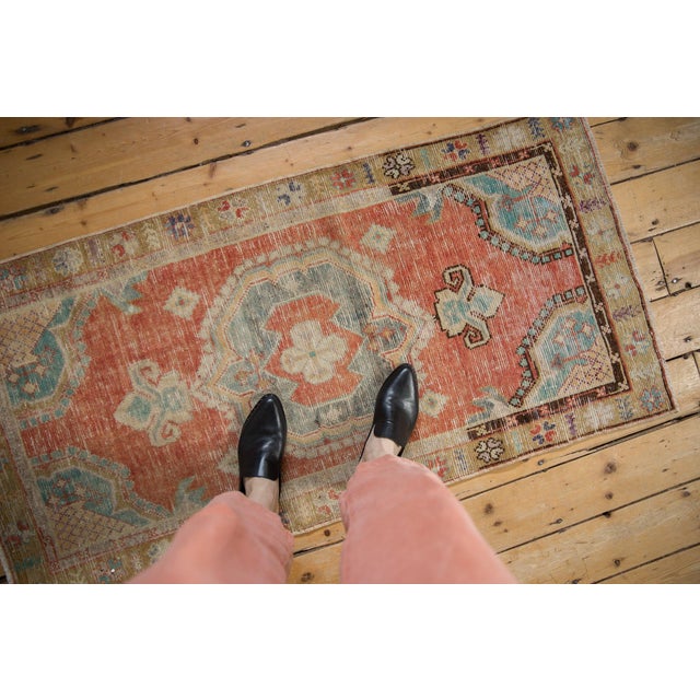 :: Roundel center medallion with trefoil contour germinating blossom finials. Corner spandrel overlays loosely reciprocate...