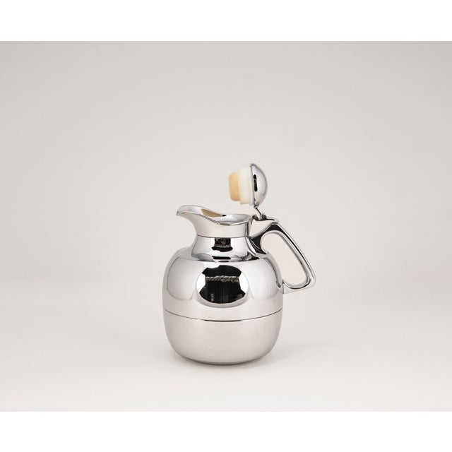 This thermos jug from the Alfi Series dates back to the early 1990s and reflects the distinctive European design language...