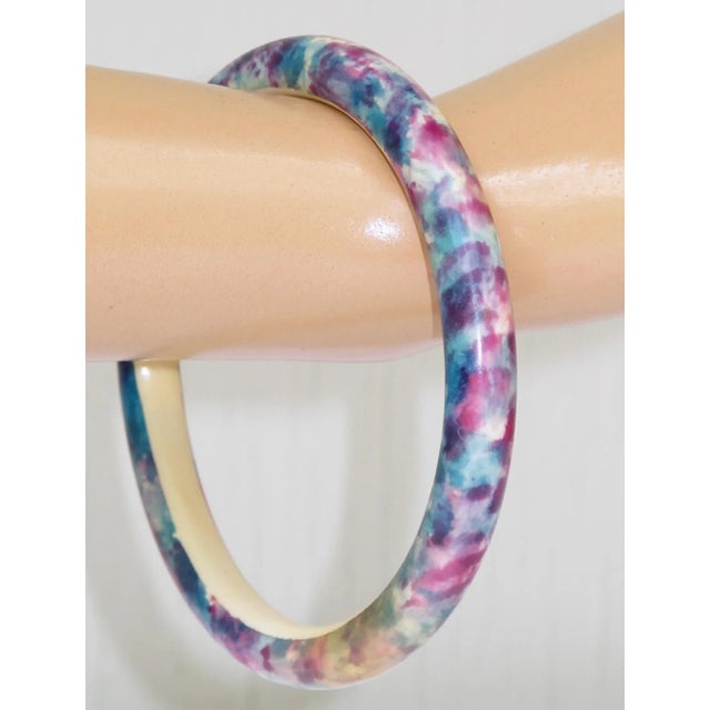 French Art Deco Celluloid Bracelet Bangle With Blue and Pink Sponge Design For Sale - Image 4 of 4