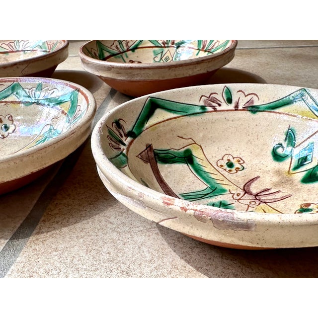 Traditional Hand-Painted Hutsul Ceramic Folk Art Wall Plates with Deer Motif in Glazed Terracotta, Ukraine / Romania, 1900s, Set of 4 For Sale - Image 4 of 18