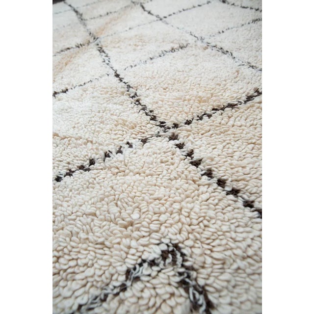 Berber Tribes of Morocco 1960s All Natural Vintage Loop Pile Beni Ourain Moroccan Rug in White and Dark Brown - 9'6" X 6'1" For Sale - Image 4 of 8