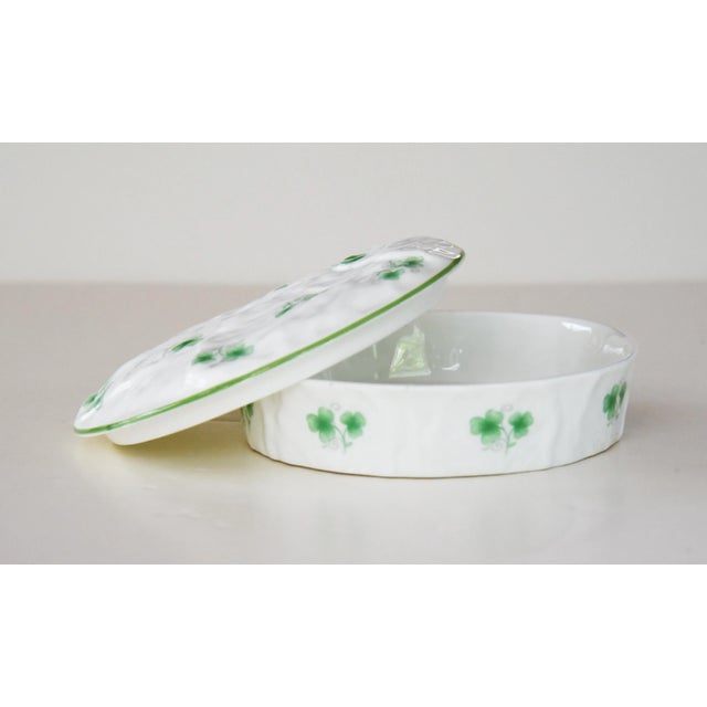 Traditional 1960s Coalport “Erin” Round Box and Lid With Shamrocks 2 Available For Sale - Image 3 of 7