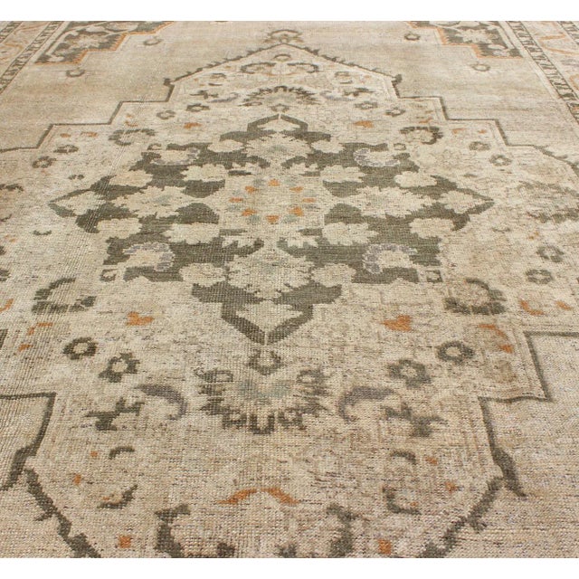 1940s Vintage Turkish Oushak Rug With Floral Medallion Design in Light Tones For Sale - Image 5 of 9