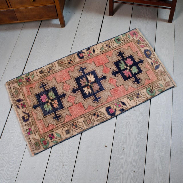 Add a touch of authentic Anatolian charm to your home with this exquisite vintage Oushak mat. Featuring beautifully aged...