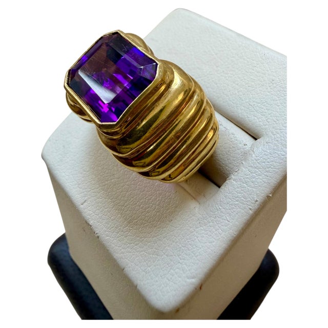 Modern 6 Carat Emerald Cut Amethyst Unisex Bezel Set Cocktail Ring in 18 Kt Yellow Gold For Sale - Image 3 of 8