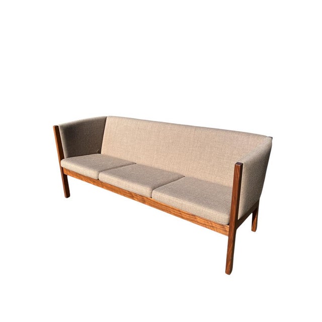 The model GE-285 sofa was designed by Hans J. Wegner in 1985. Manufactured in 2017. The wooden frame is in very good...