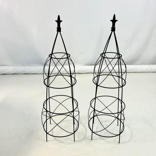 1980s Vintage French Art Deco Fleur De Lis Garden Topiary Trellises Frames - A Pair For Sale - Image 4 of 12