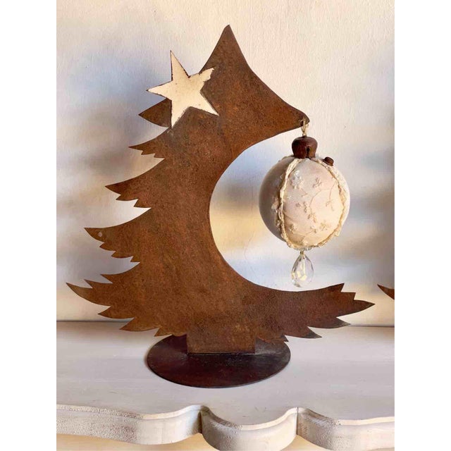 Rustic Handmade Christmas Decorations in Lightweight Rust-Effect Sheet Metal with Fabric Boules, Italy, 1990s, Set of 2 For Sale - Image 3 of 12