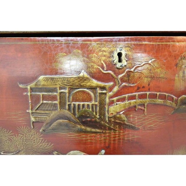 Red Red Lacquer & Scenic Chinoiserie Decorated 3-Drawer Bombay Chest C1920 For Sale - Image 8 of 18