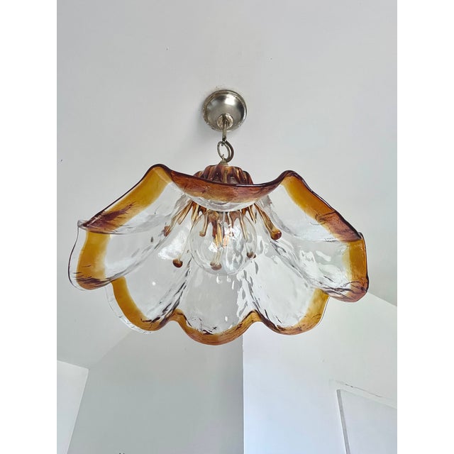 Tulip-shaped pendant light in Murano glass, Italy, 1960s/70s. An imposing Italian pendant light in the style of Carlo...
