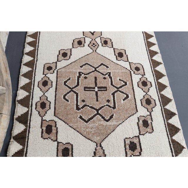 1980s Vintage Turkish Oushak Handmade Wool Cotton White Runner Rug For Sale - Image 5 of 11