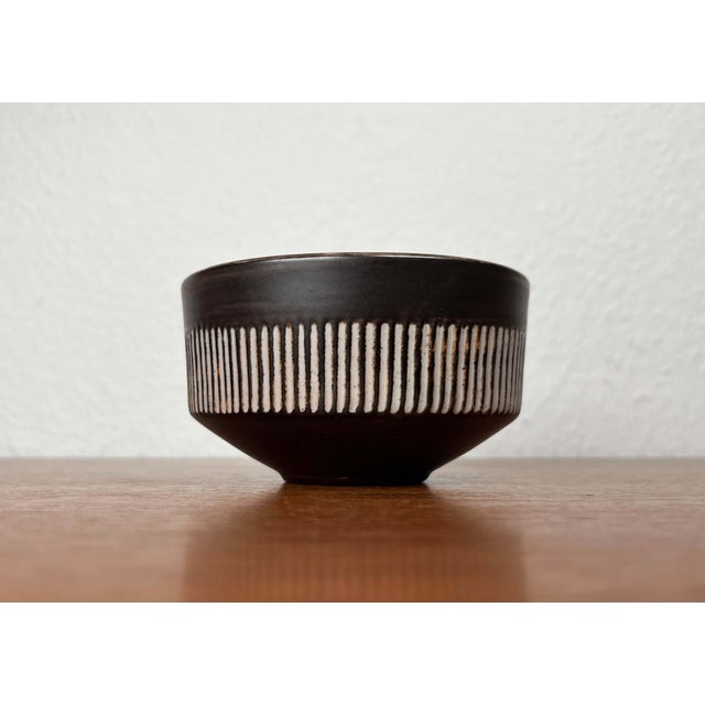 Mid-Century Modern Mid-Century Modern Danish Studio Pottery Minimalist Plates and Bowl from Einar Helleroe, 1960s, Set of 3 For Sale - Image 3 of 18