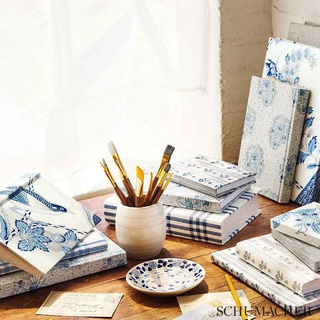 A lush, lively interpretation of a classic French design, with a captivating allover pattern of plumes, blossoms and...