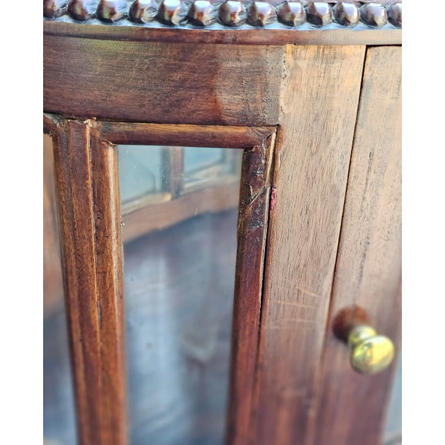 Mid-Century Queen Anne Style Mahogany Double Door Oval Vitrine Table For Sale In Washington DC - Image 6 of 10