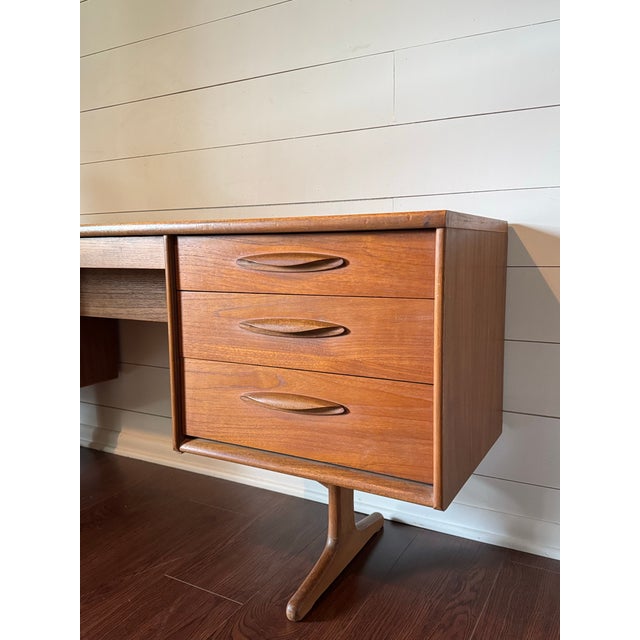 Mid-Century Modern A Mid Century Modern Teak Vanity Dressing Table by Austin Suite, Circa 1960s., Attributed For Sale - Image 3 of 12