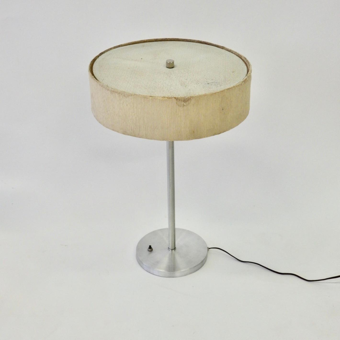 circle base table lamp