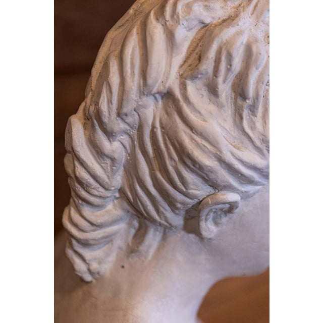 Alabaster Italian Bust of a Woman Wearing a Creased Dress with Fibula, 20th Century For Sale - Image 8 of 10