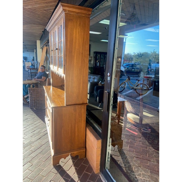 Ethan Allen Maple China Cabinet Circa 1776 Cupboard Seeded Glass For Sale In Miami - Image 6 of 7