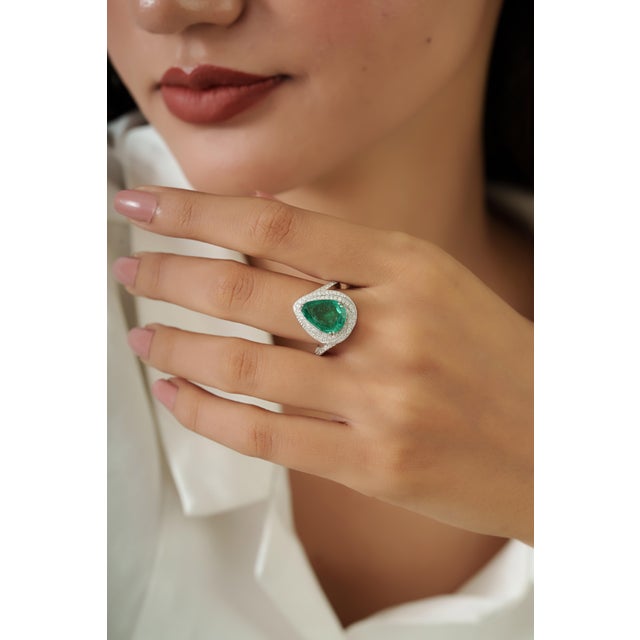 Art Deco VRJewels 3.74ct Pear Shape Emerald Diamond Double Halo Cocktail Ring 18k Gold Size 4 For Sale - Image 3 of 18