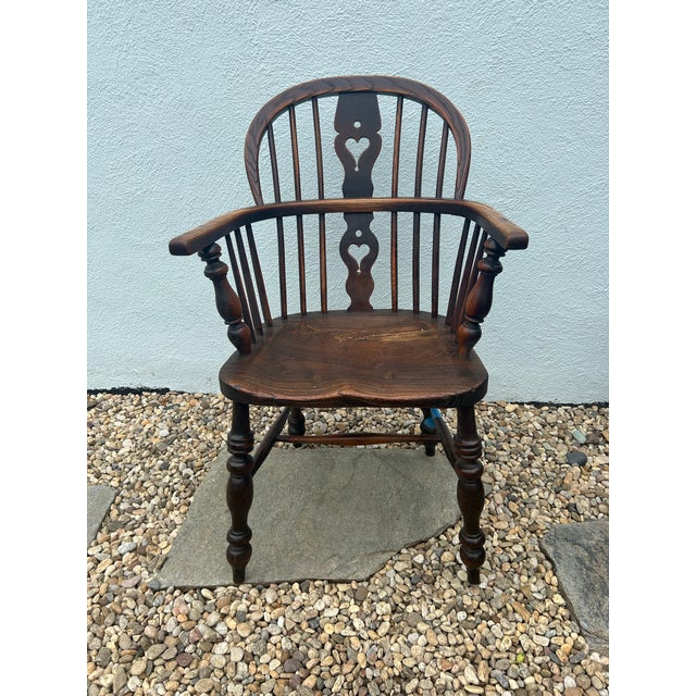 Late 18th Century English Windsor Chairs Original Early Oak Complete Set of 8–6 Side Chairs, 2 Broad Armchairs With Heart Splat Backs For Sale - Image 10 of 12