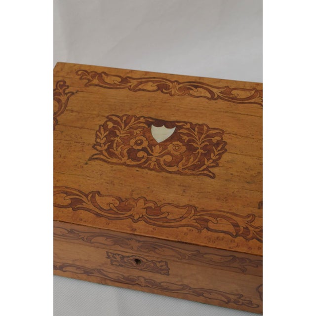 Victorian Birds Eye Maple Jewelry Box with Tulipwood Inlay, 1860 For Sale - Image 3 of 14