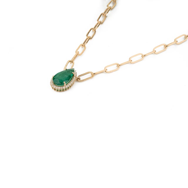 Metal Luxury 3.82ct Pear Cut Emerald & Natural Diamond Paperclip Chain Necklace in 14k Gold For Sale - Image 7 of 16