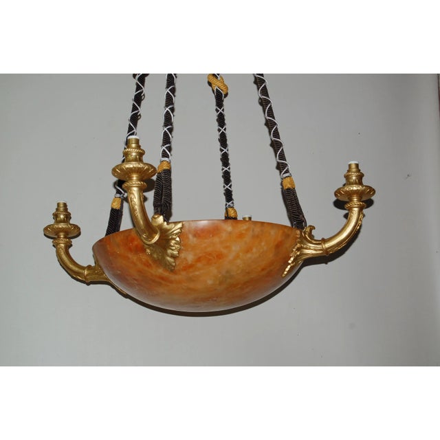 Important antique chandelier, composed of four gilt bronze light arms resting on an alabaster dome, the whole is suspended...