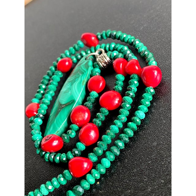 Contemporary Artisan Genuine Malachite Necklace With Large Sculptural Pendant and Red Bamboo Seeds Detail For Sale - Image 3 of 17